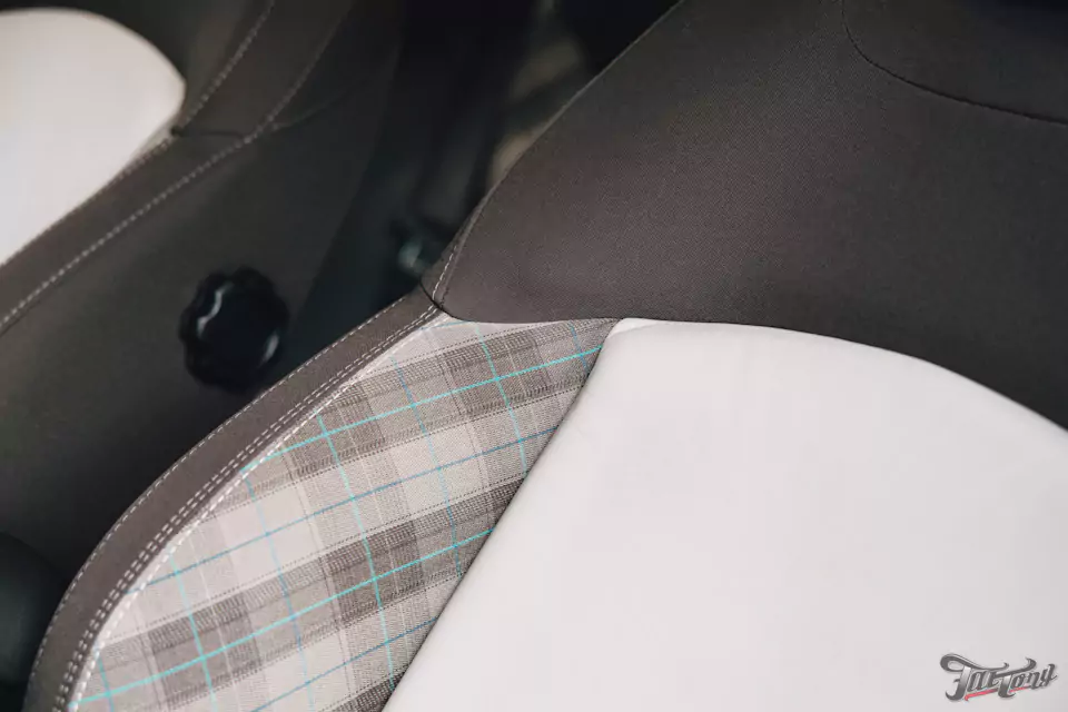 Оклеили Mini Cooper цветным полиуретаном, заменили хромированные детали, окрасили диски и суппорта, выполнили комплекс детейлинг-услуг и техническое обслуживание